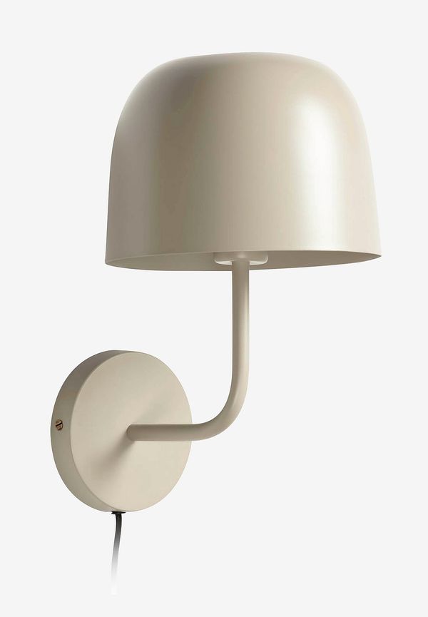 Brun Kave Home-vägglampa i jättesnygg modell.