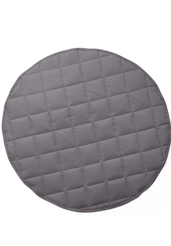 Otroligt fin grå matta 2025 från Kid's Concept.