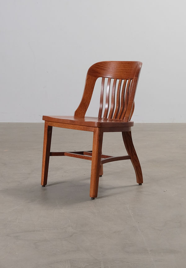 Fin brun matstol i ek från No brand.