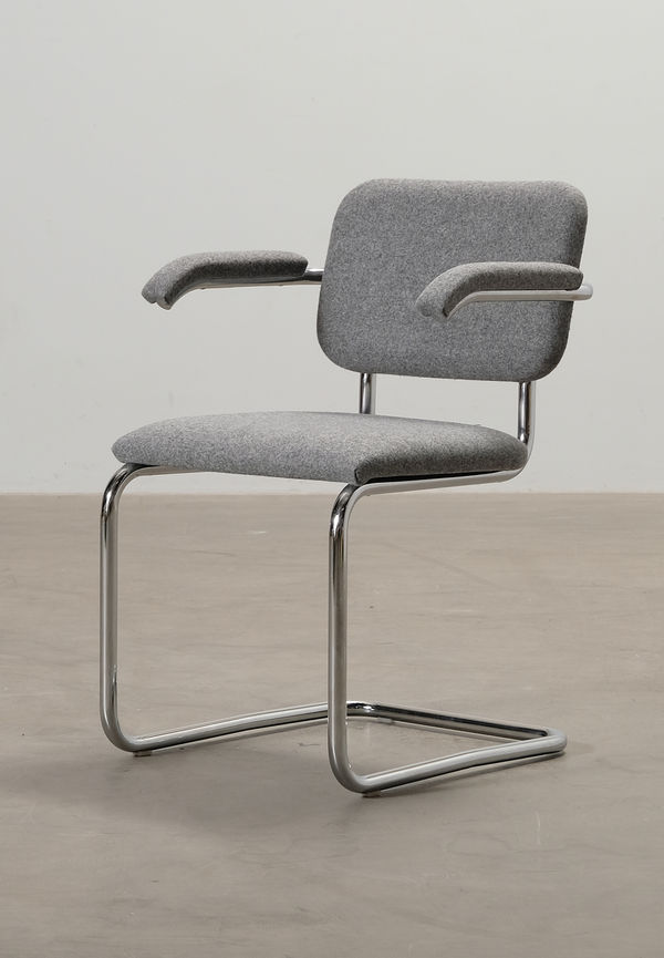 Grå Knoll-stol i stilriktig modell.