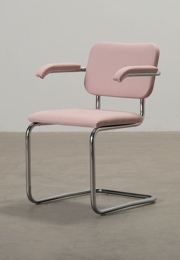 Rosa Knoll-stol i ikonisk modell.