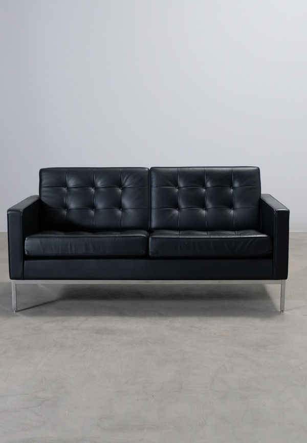 Riktigt trendig lädersoffa i svart från Knoll.