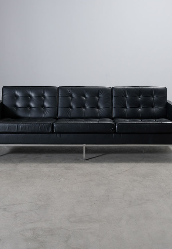 Modern lädersoffa i svart från Knoll.