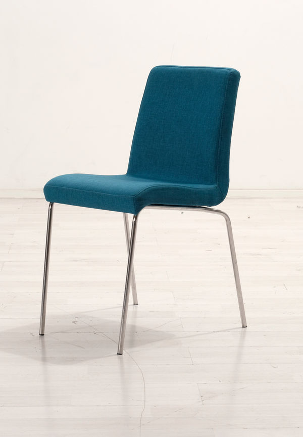 Moderiktig konferensstol i blått från No brand.