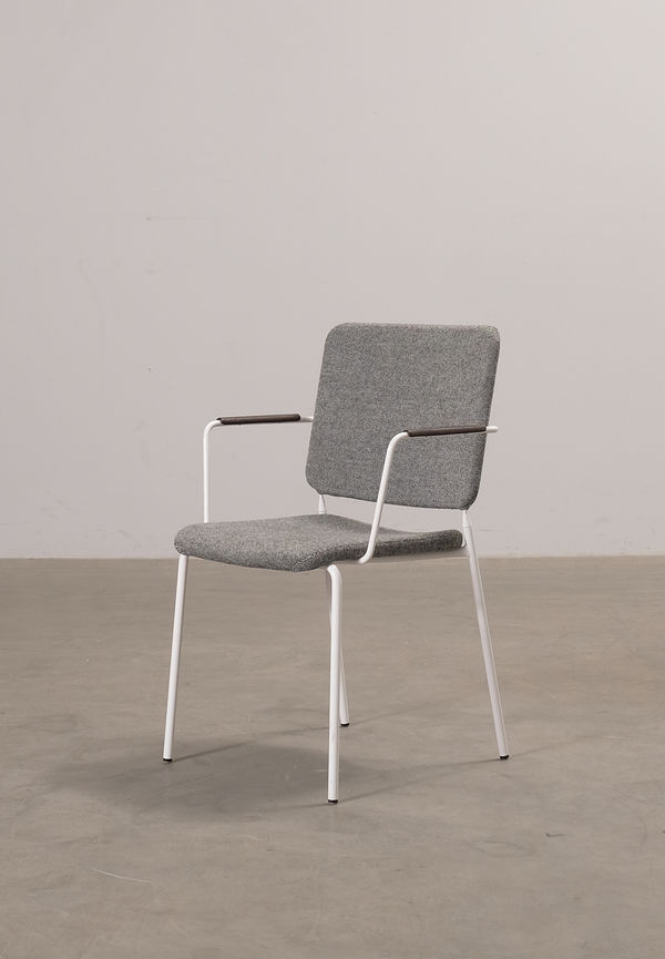 Riktigt snygg Stol som passar bra vid många olika tillfällen.