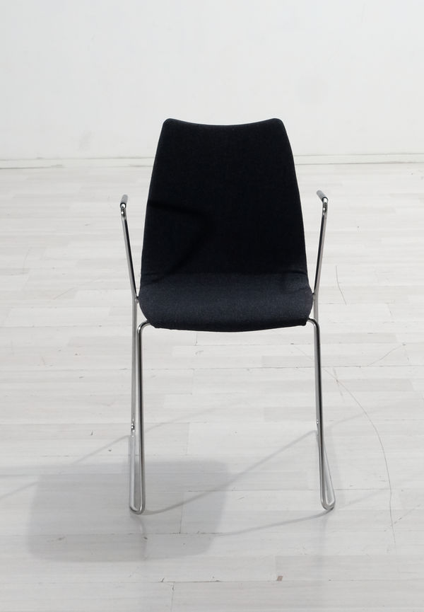 Riktigt trendig konferensstol i mörkgrått från No brand.
