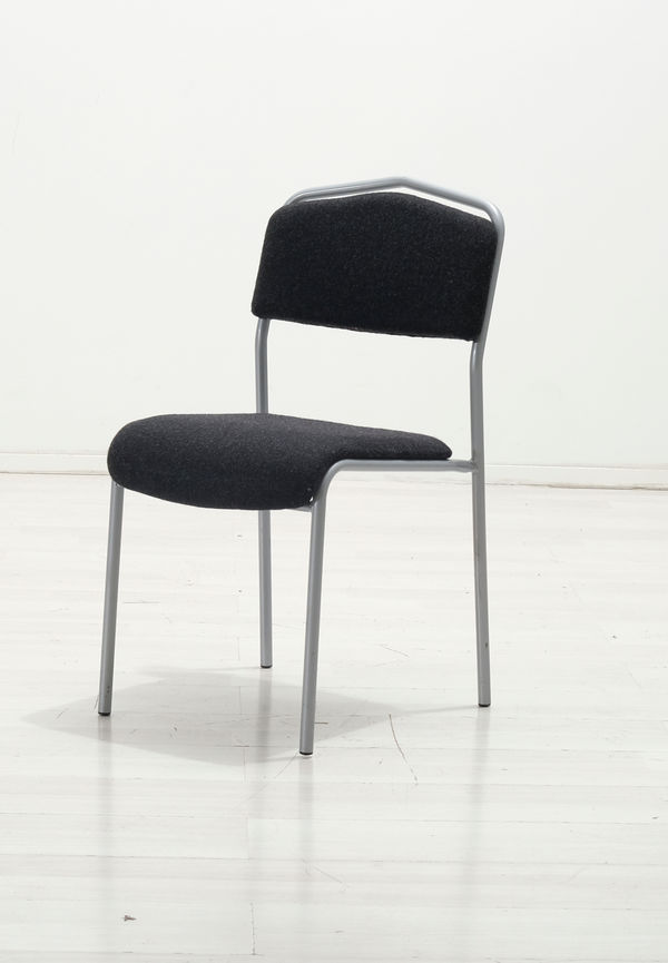 Mörkgrå No brand-konferensstol i stilren modell.