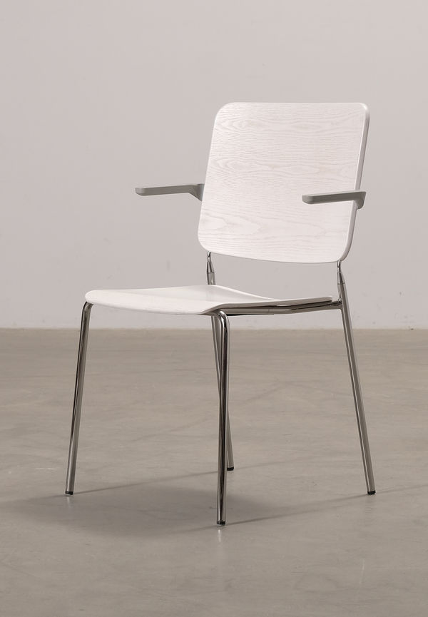 Cool Stol som passar bra vid många olika tillfällen.