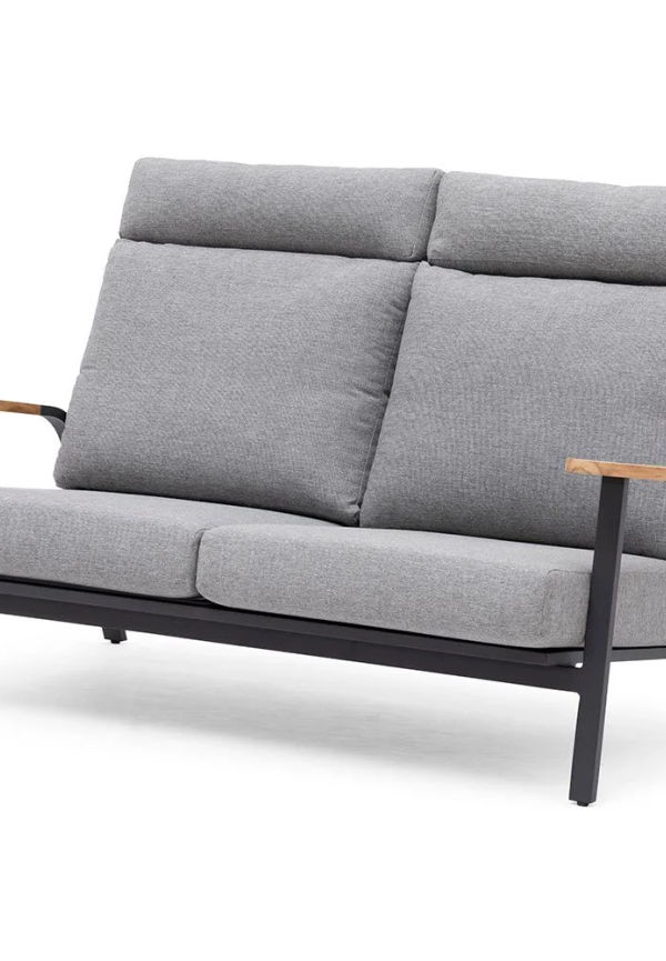 Smickrande aluminiumsoffa i grått från Hillerstorp.