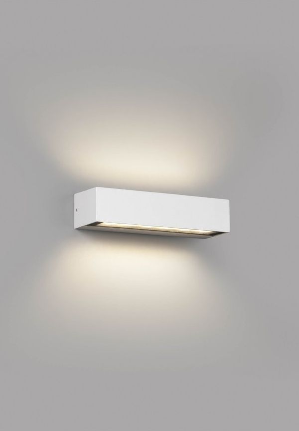 Smickrande fasadlampa i aluminium från Faro Barcelona.