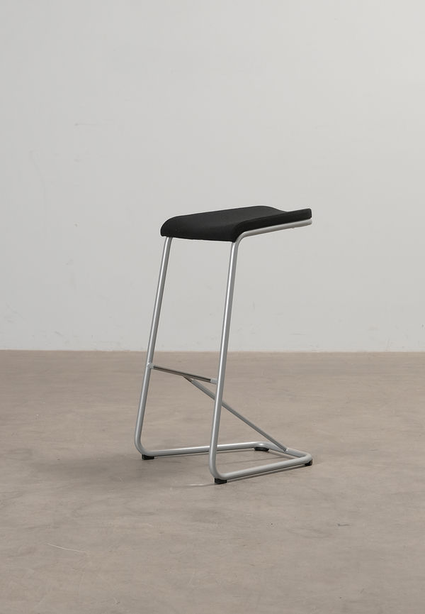 Svart Lammhults-barpall i moderiktig modell.