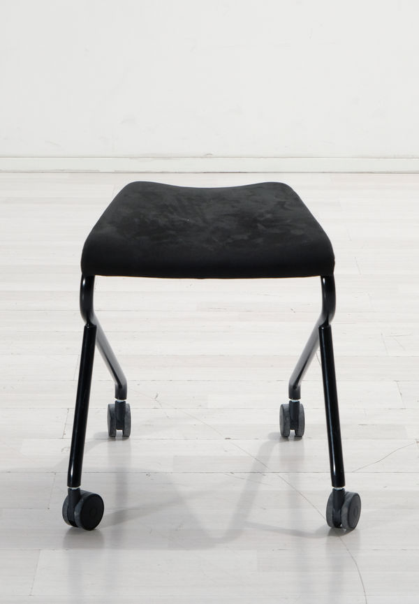 Stilriktig svart pall 2025 från Lammhults.