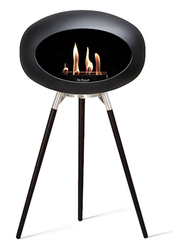 Smickrande kamin i svart från Le Feu.