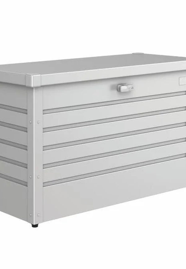 Modern utemöbel i grått från Biohort.