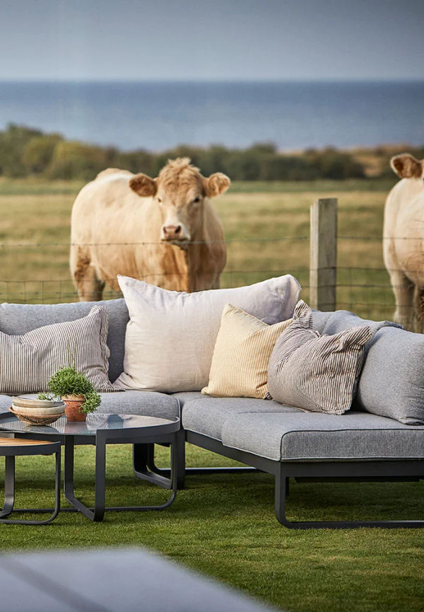 Jättesnygg hörnsoffa 2025 från Hillerstorp.