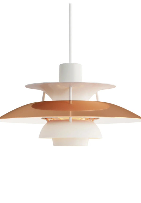 Elegant guldfärgad lampa 2025 från Louis Poulsen.