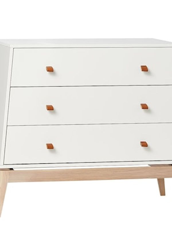 Elegant byrå i vitt från Leander.