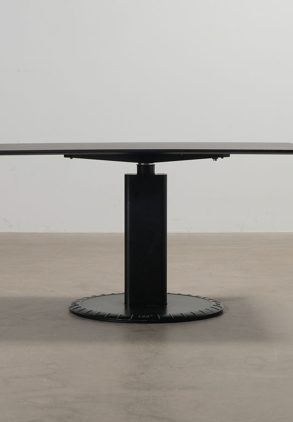 Trendig svart aluminiumbord 2025 från Magis.