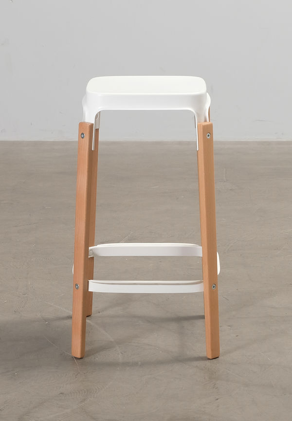 Komfortabel barpall i björk från Magis.