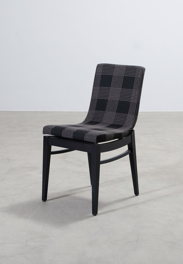 Svart matstol som passar perfekt till sommaren 2025!