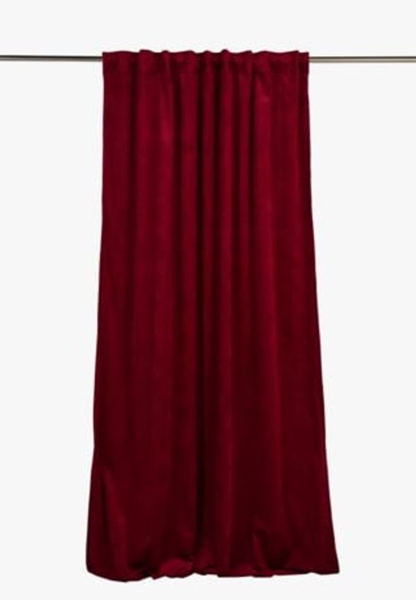 Röd hemtex-sammetsgardin i stilren modell.