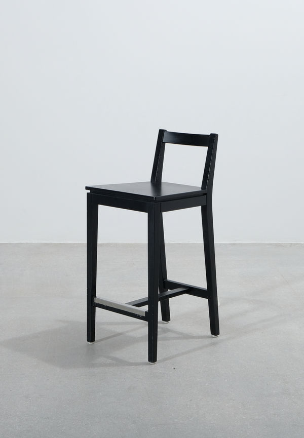 Svart barstol som passar perfekt till sommaren 2025!