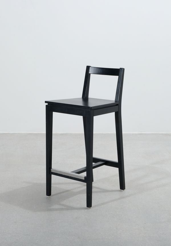 Svart barstol som passar perfekt till sommaren 2025!