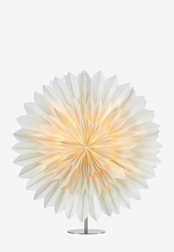 Vit Markslöjd lampa som passar perfekt till sommaren 2025!