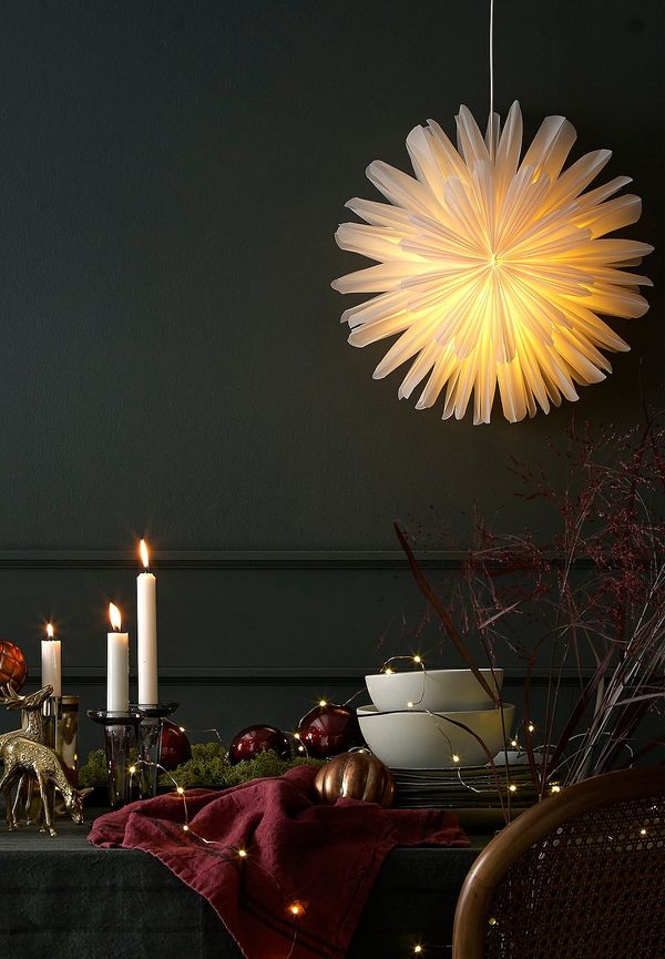 Vit Markslöjd lampa som passar perfekt till sommaren 2025!