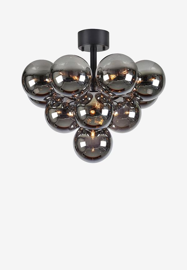 Stilriktig taklampa i järn från Markslöjd.