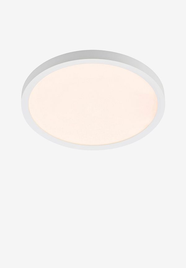 Vit Markslöjd-taklampa i smickrande modell.