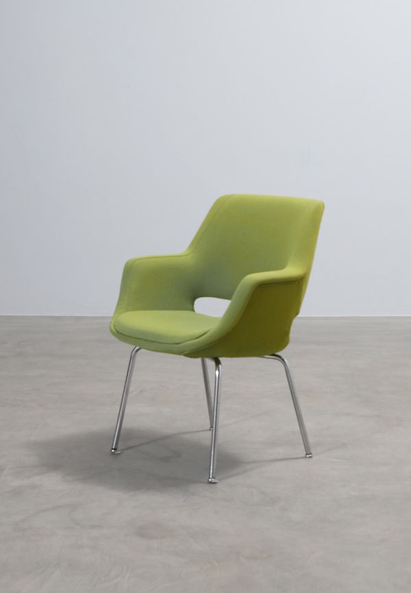 Vacker fåtölj 2025 från Martela.