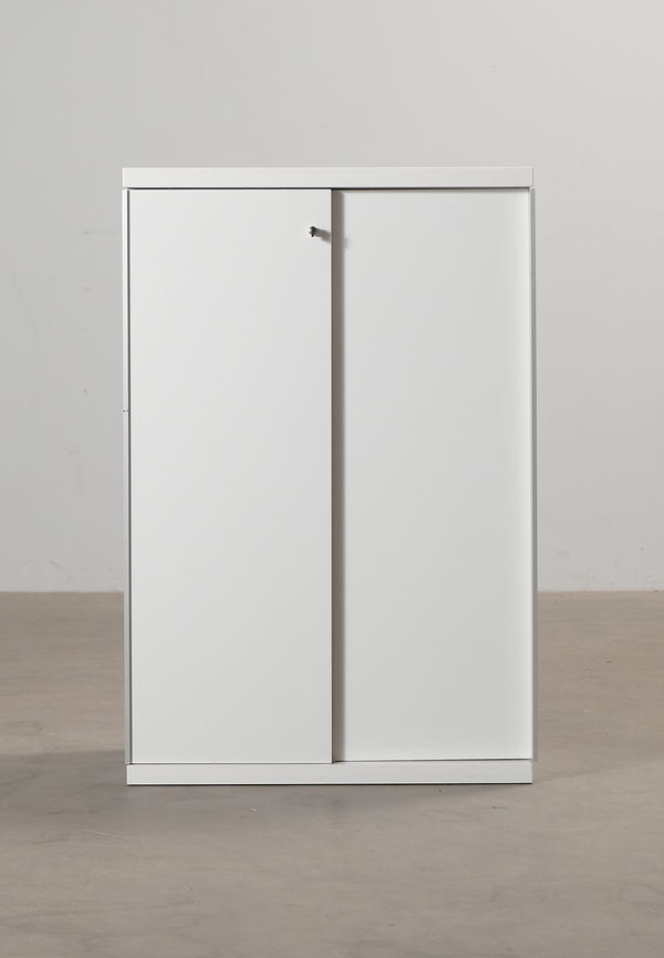 Vit Martela-skjutdörr i komfortabel modell.