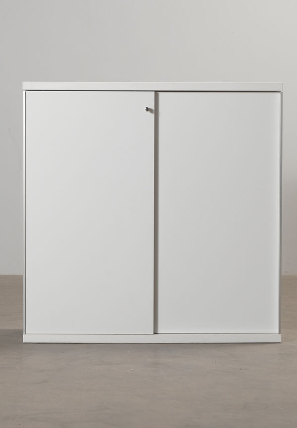 Vit Martela-skjutdörr i smickrande modell.