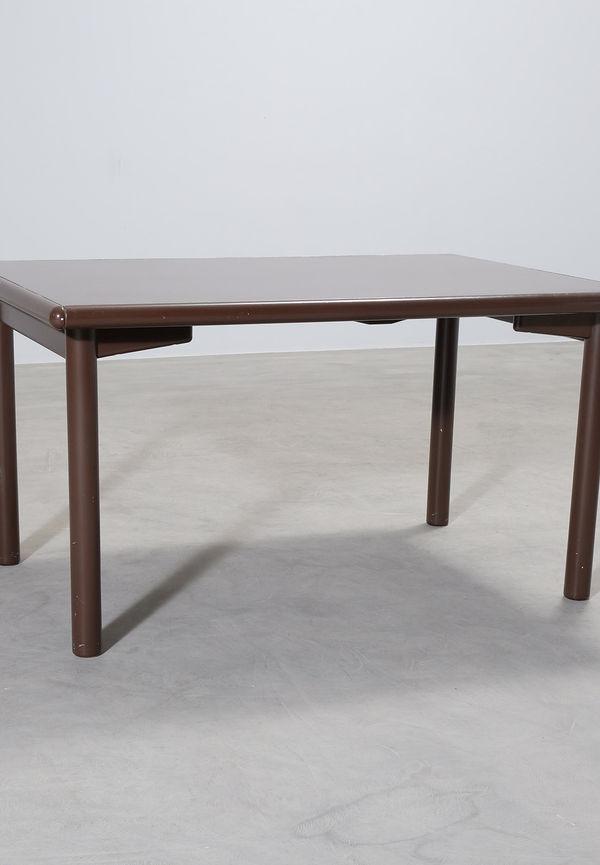 Brun No brand-matbord i stilren modell.