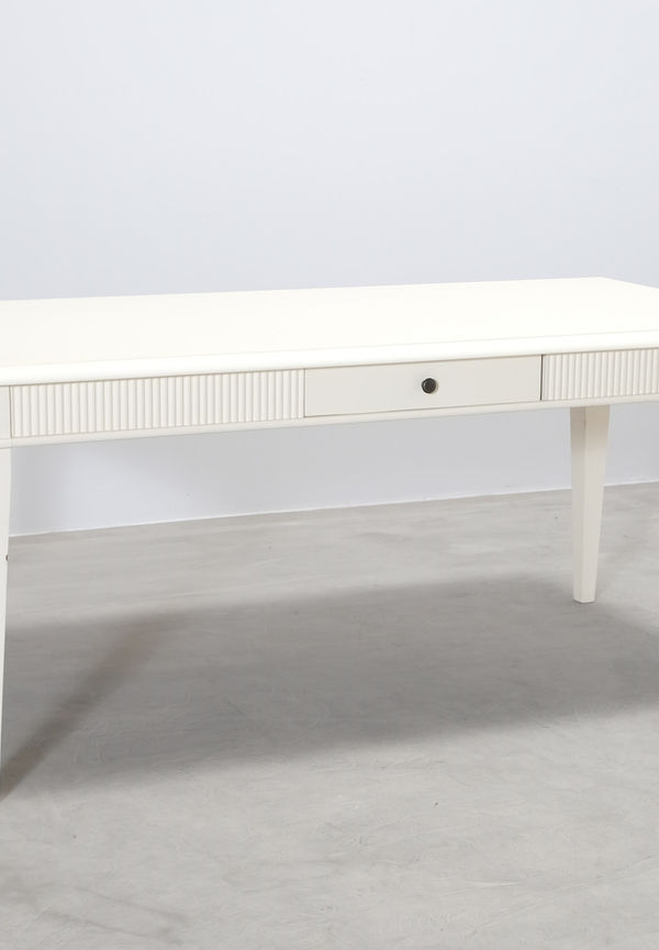 Vit No brand-matbord i trendig modell.