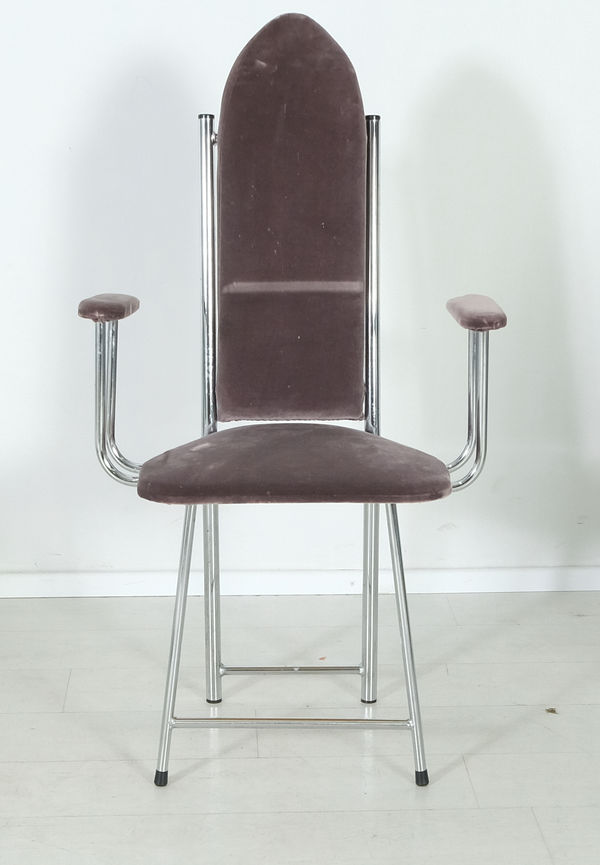 Röd stol som passar perfekt till hösten 2025!