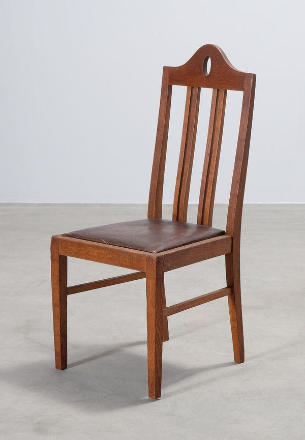 Superfin brun matstol i ek från No brand.