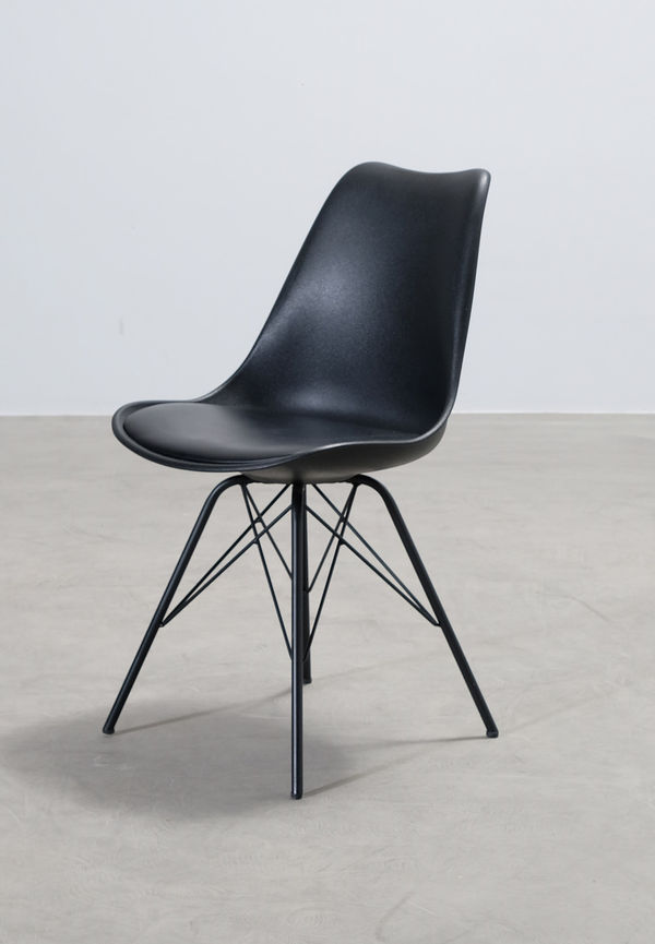 Modern svart stol 2025 från No brand.