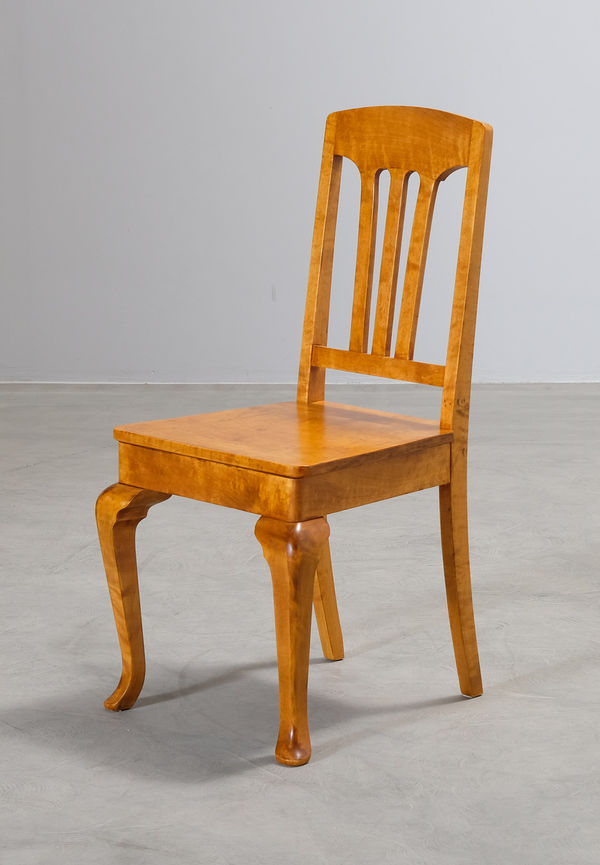 Brun matstol som passar perfekt till sommaren 2025!