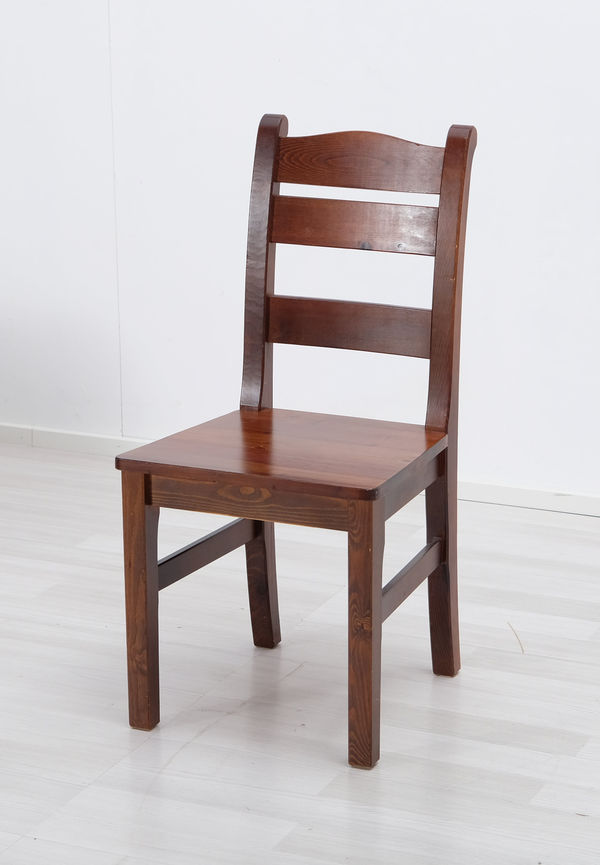 Brun stol som passar perfekt till sommaren 2025!