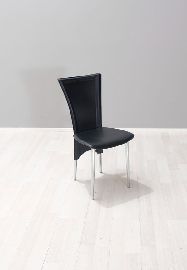 Jättesnygg Stol som passar bra vid många olika tillfällen.