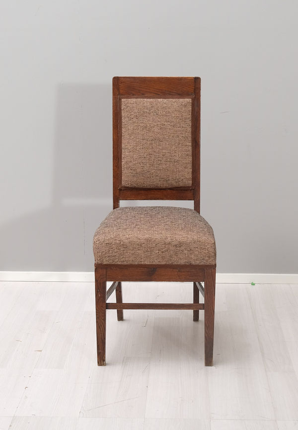 Brun No brand-matstol i ikonisk modell.