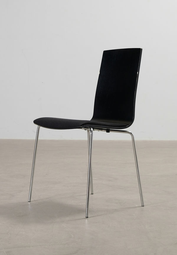 Stilren Stol som passar bra vid många olika tillfällen.