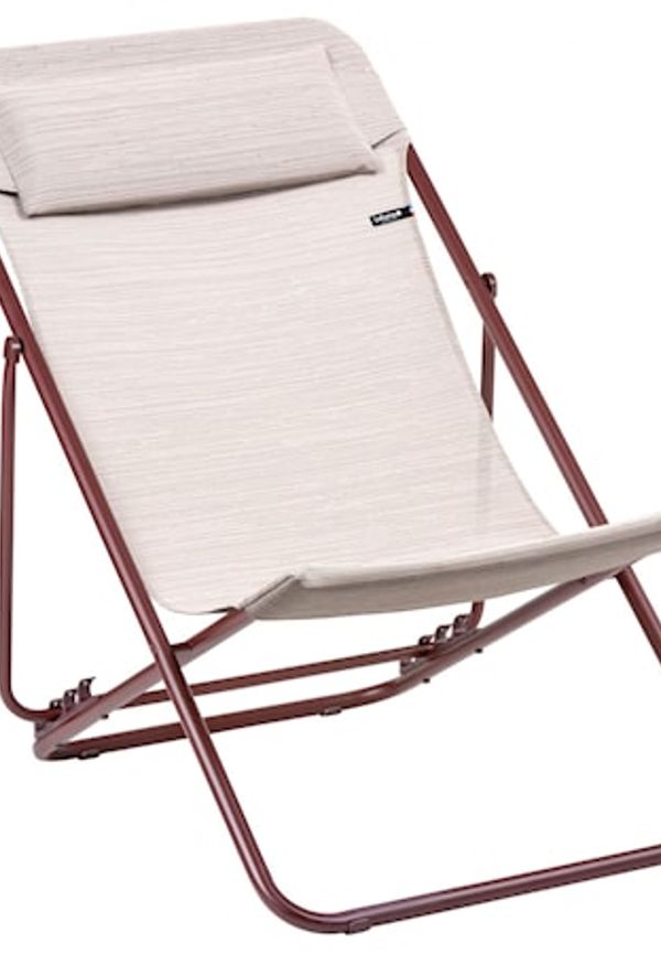 Modern utemöbel i beiget från Lafuma.