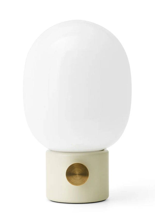 Elegant vit lampa 2023 från Menu.