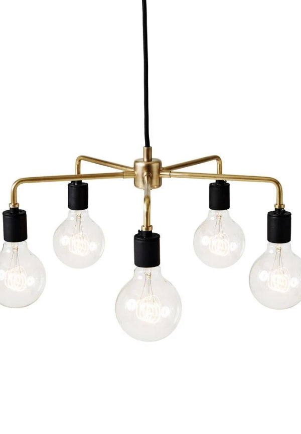 Otroligt snygg lampa i guldfärgat från Menu.