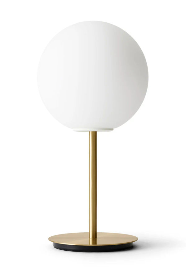 Fantastiskt snygg bordslampa i guldfärgat från Menu.