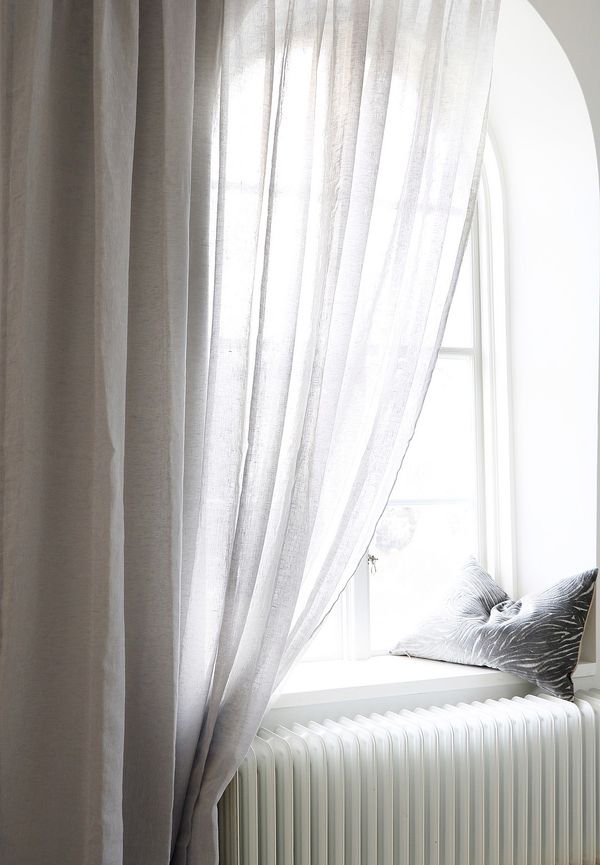 Grå Mimou-linnegardin i snygg modell.