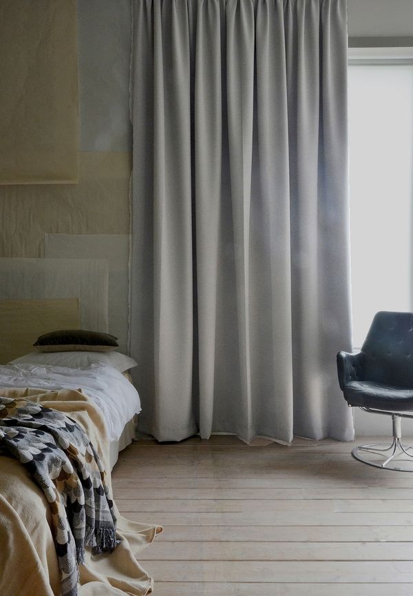 Grå Mimou-gardin i klassisk modell.